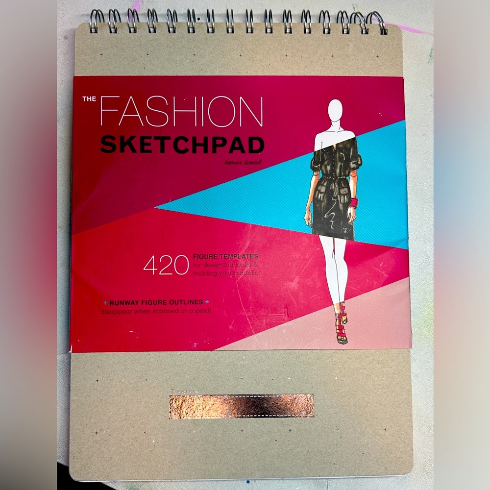 The Fashion Sketchpad: 420 Figure Templates for Designing Looks & Portfolio